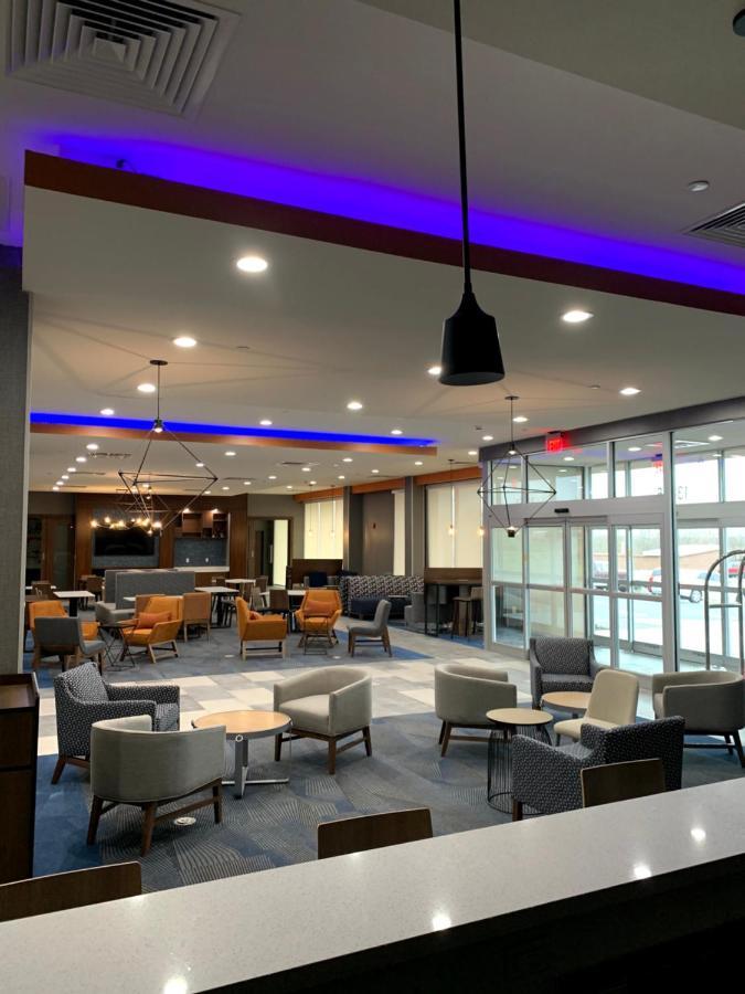 La Quinta Inn & Suites By Wyndham Louisville Ne - Old Henry Rd Exterior foto