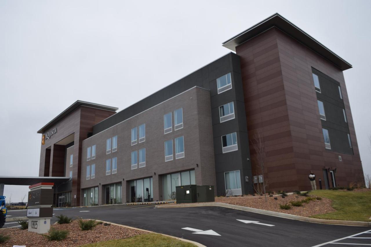 La Quinta Inn & Suites By Wyndham Louisville Ne - Old Henry Rd Exterior foto